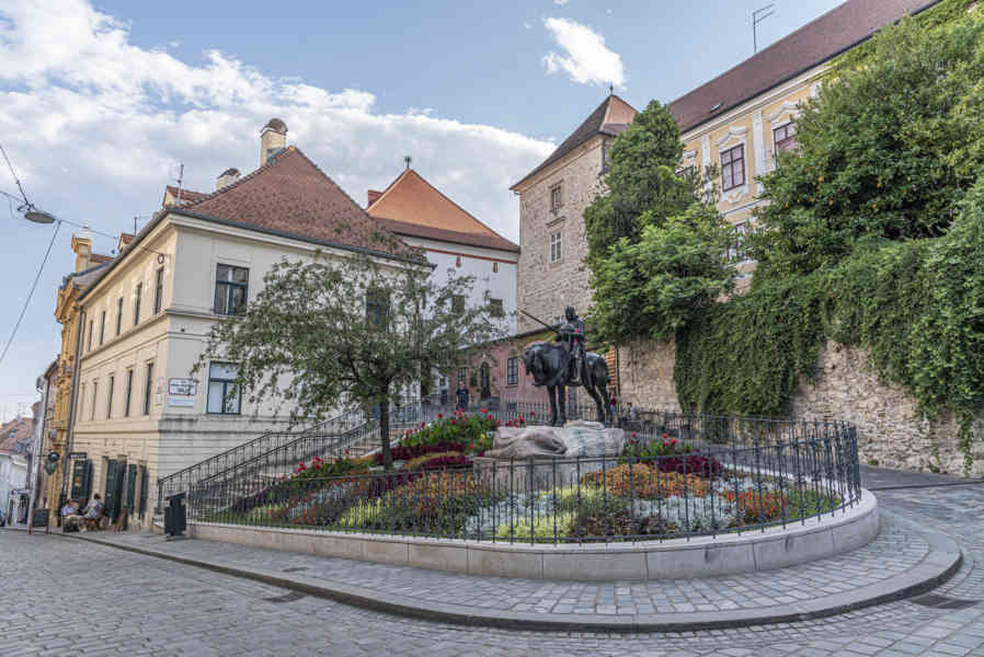 Croacia - Zagreb 49 - monumento San Jorge Matando al Dragón.jpg
